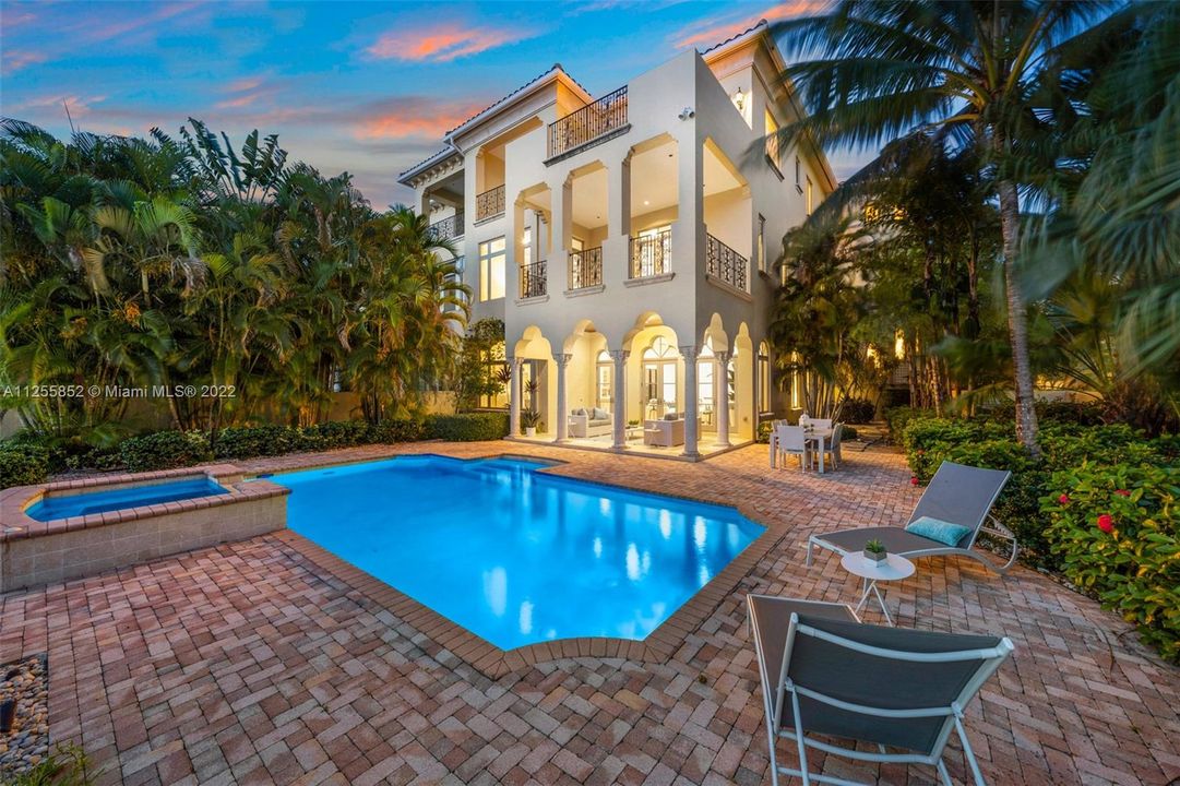 Recently Sold: $4,600,000 (5 beds, 6 baths, 7202 Square Feet)