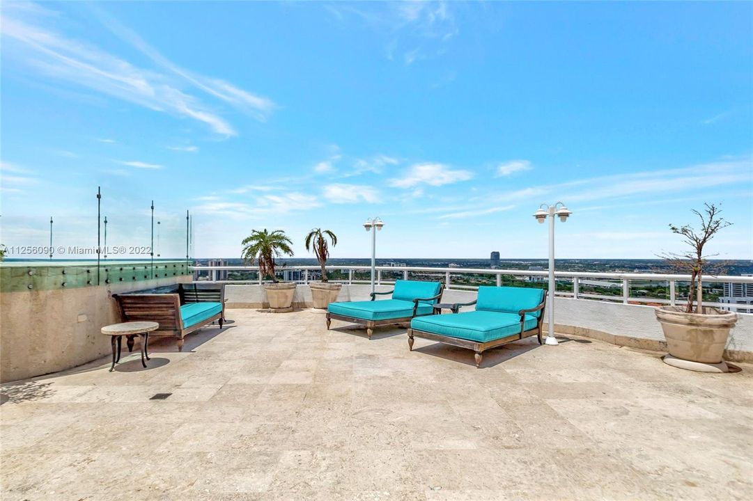 Recently Sold: $3,950,000 (5 beds, 5 baths, 7590 Square Feet)
