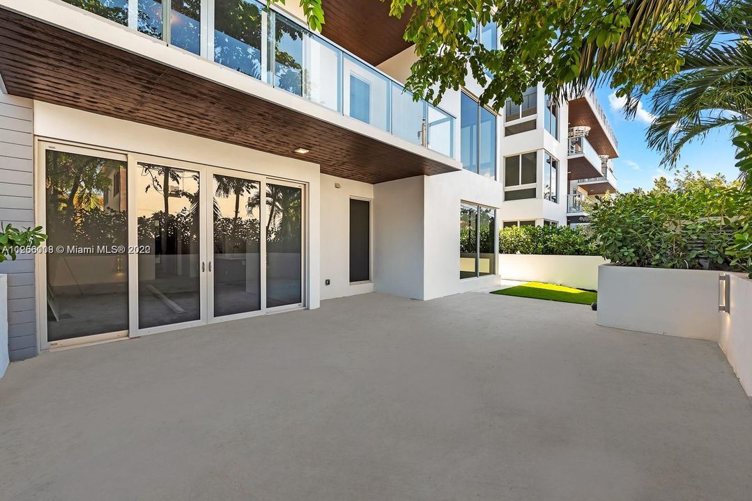 Recently Sold: $1,075,000 (3 beds, 3 baths, 1527 Square Feet)