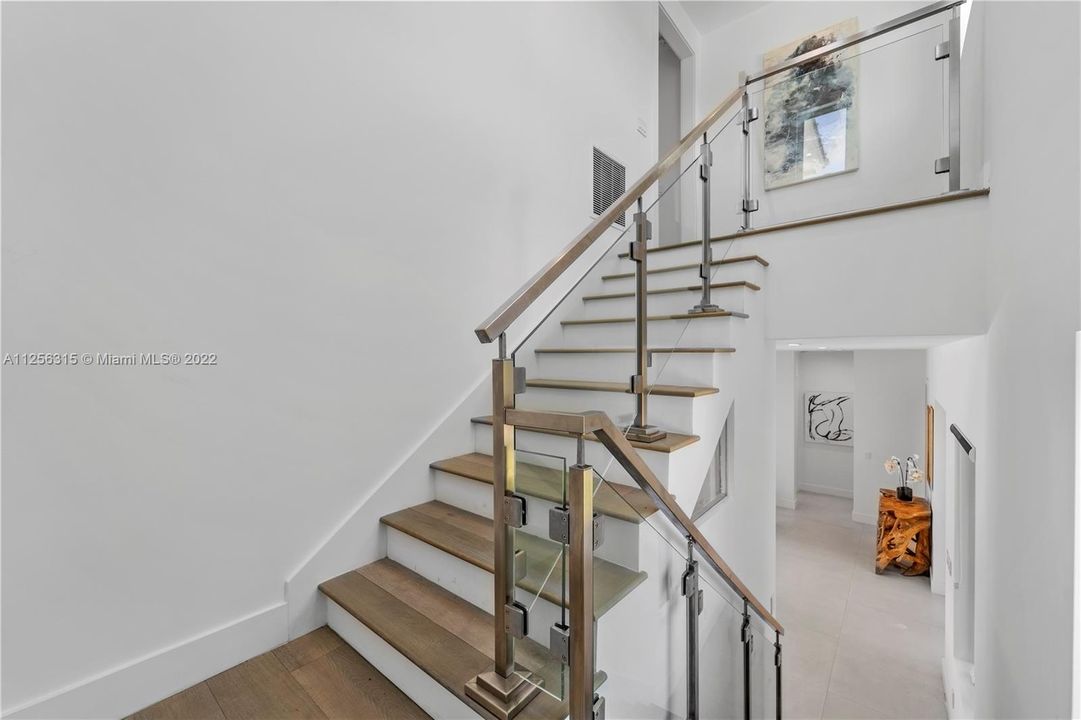 Recently Sold: $3,495,000 (5 beds, 4 baths, 2980 Square Feet)