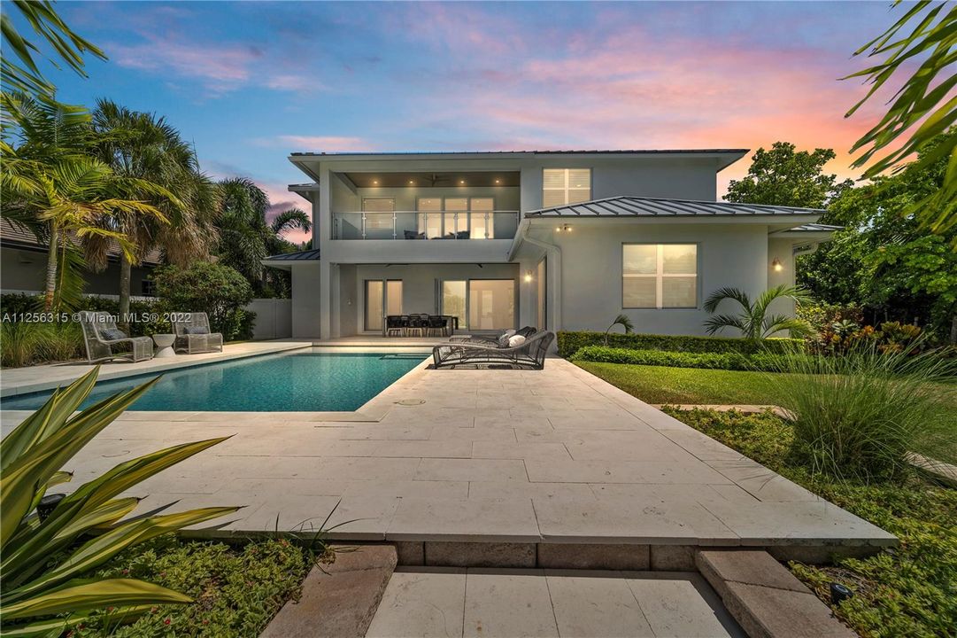 Vendido Recientemente: $3,495,000 (5 camas, 4 baños, 2980 Pies cuadrados)