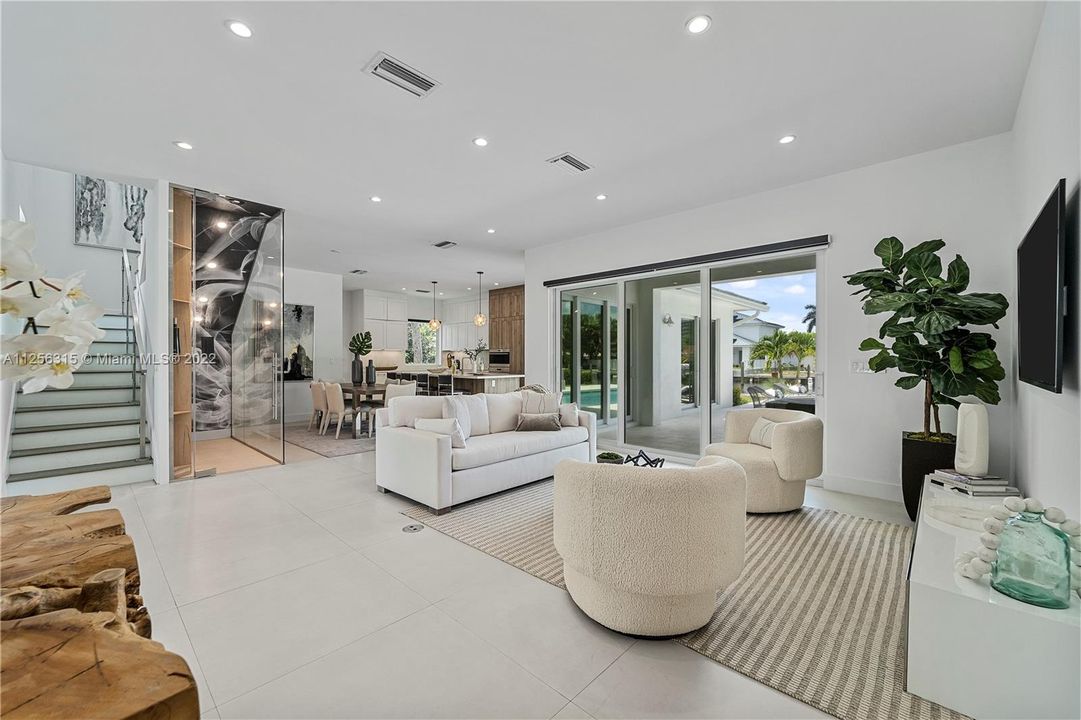 Recently Sold: $3,495,000 (5 beds, 4 baths, 2980 Square Feet)