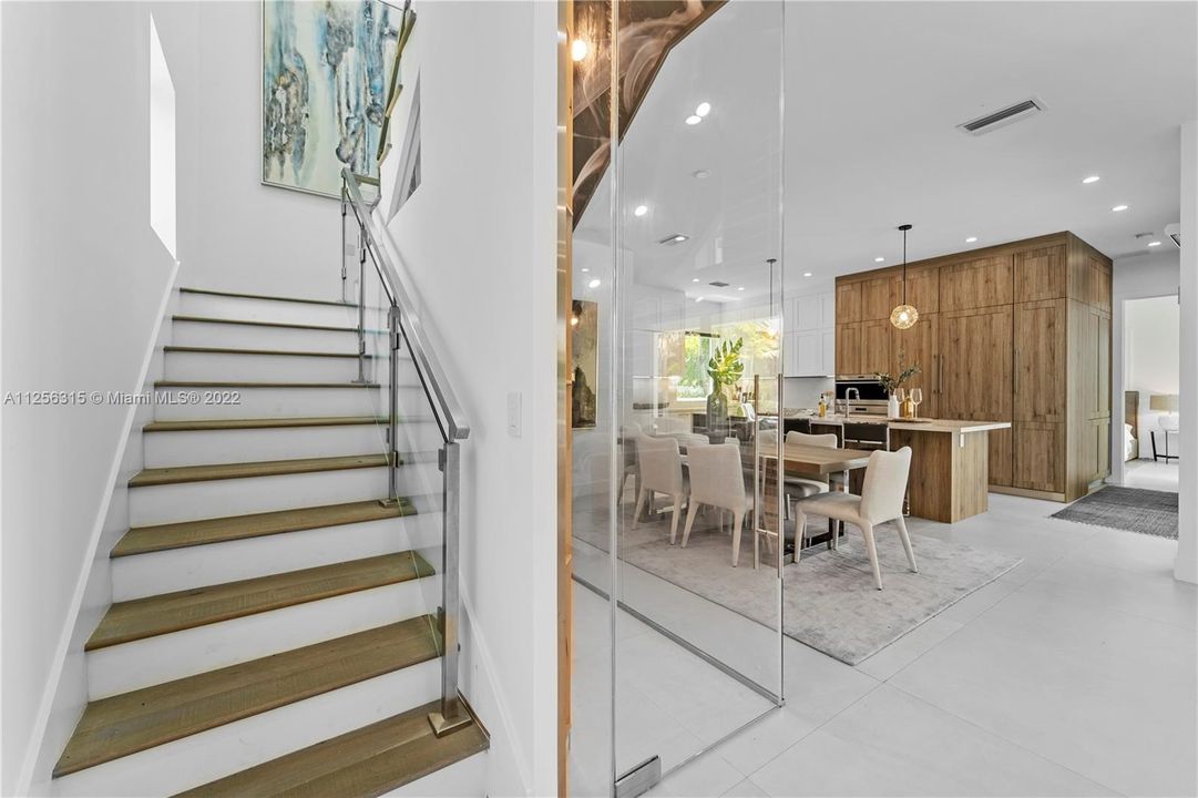 Recently Sold: $3,495,000 (5 beds, 4 baths, 2980 Square Feet)