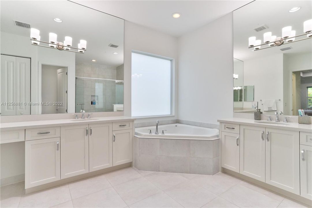 Recently Sold: $1,019,000 (3 beds, 2 baths, 2220 Square Feet)