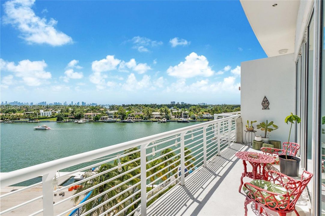 Recently Sold: $1,350,000 (3 beds, 3 baths, 1712 Square Feet)