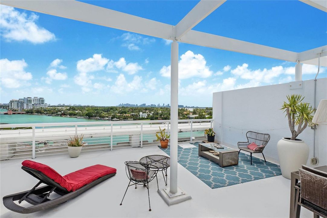 Recently Sold: $1,350,000 (3 beds, 3 baths, 1712 Square Feet)