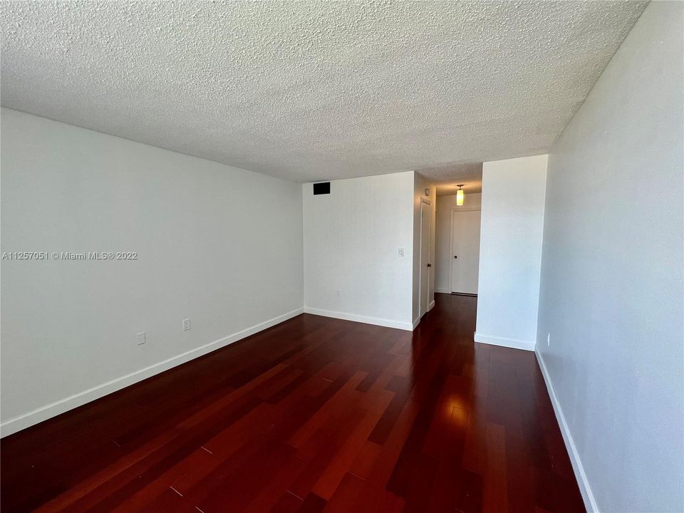 Recently Sold: $275,000 (1 beds, 1 baths, 887 Square Feet)