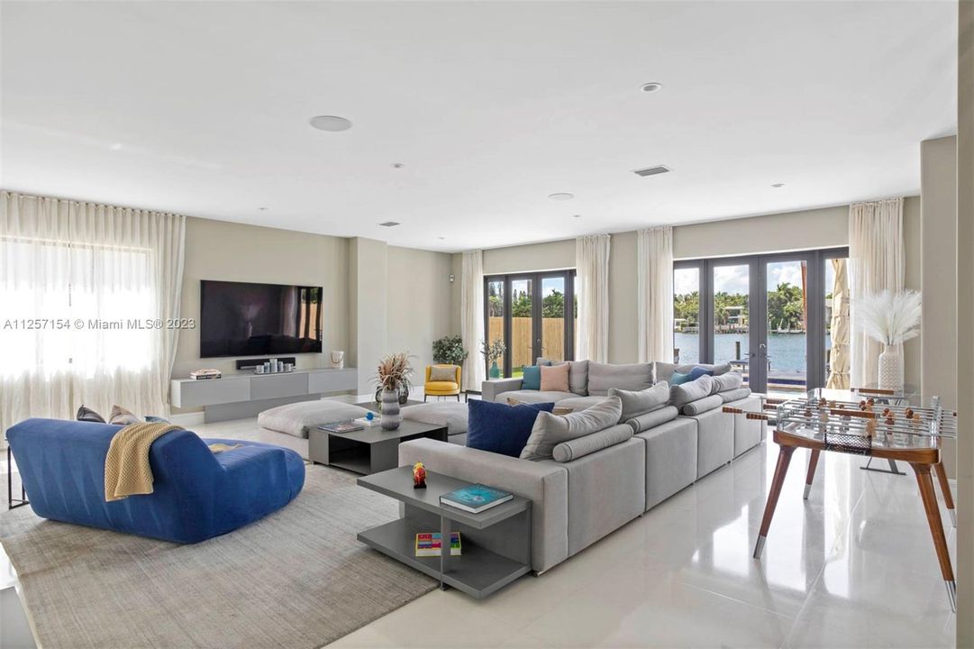 Recently Sold: $10,390,000 (5 beds, 6 baths, 5149 Square Feet)
