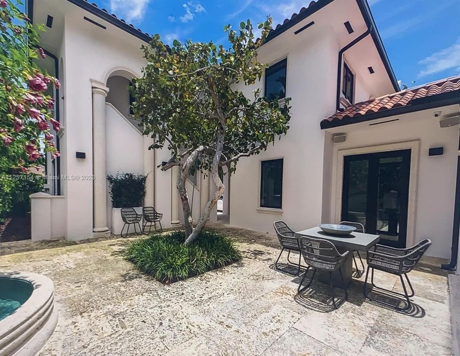 Recently Sold: $10,390,000 (5 beds, 6 baths, 5149 Square Feet)