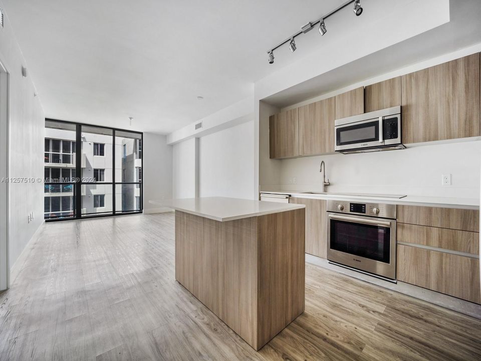 For Sale: $430,000 (1 beds, 1 baths, 714 Square Feet)