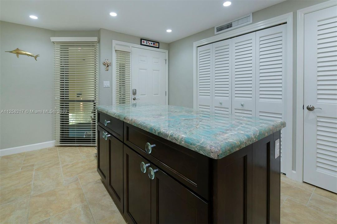 Vendido Recientemente: $997,500 (2 camas, 2 baños, 0 Pies cuadrados)