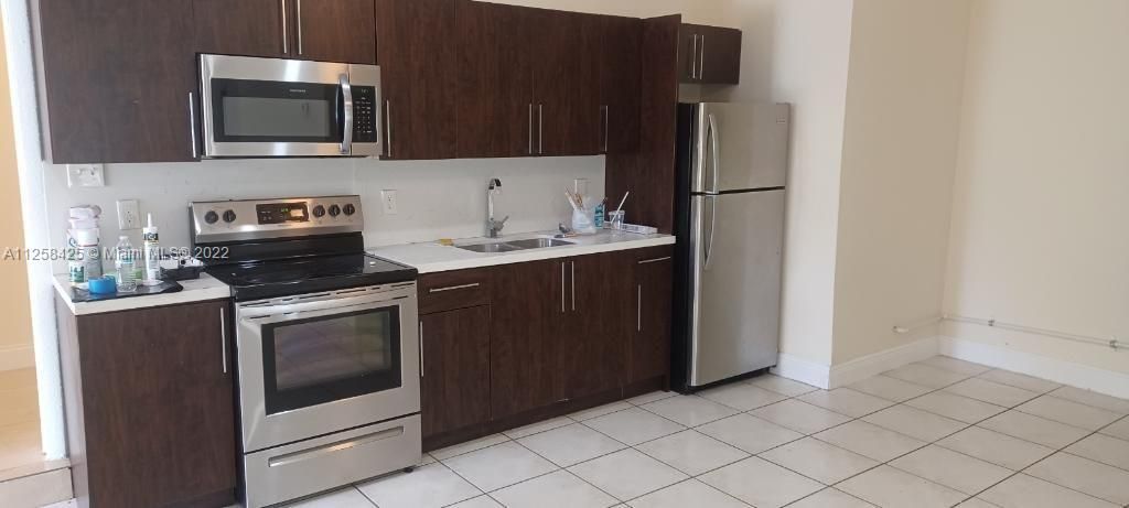 Recently Rented: $1,950 (2 beds, 1 baths, 1050 Square Feet)