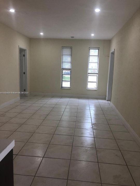 Recently Rented: $1,950 (2 beds, 1 baths, 1050 Square Feet)