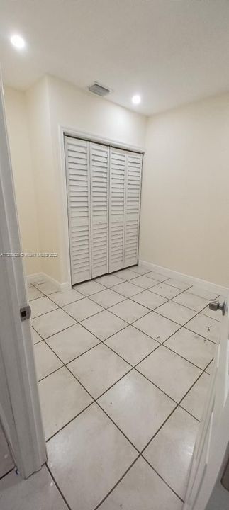 Recently Rented: $1,950 (2 beds, 1 baths, 1050 Square Feet)