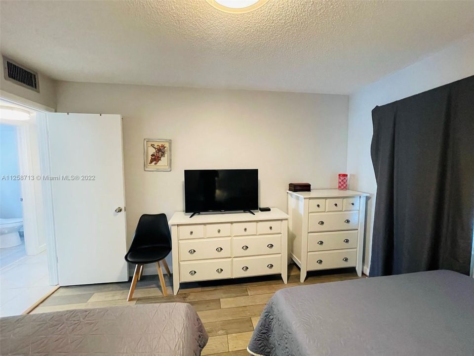 Recently Rented: $3,300 (2 beds, 1 baths, 820 Square Feet)