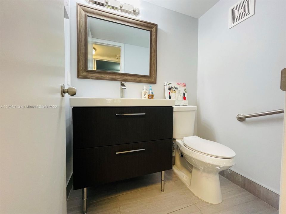 最近租的: $3,300 (2 贝兹, 1 浴室, 820 平方英尺)