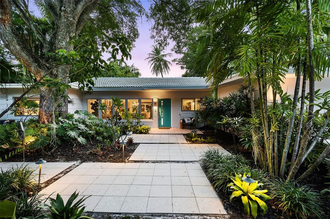 Recently Sold: $3,100,000 (4 beds, 3 baths, 2923 Square Feet)