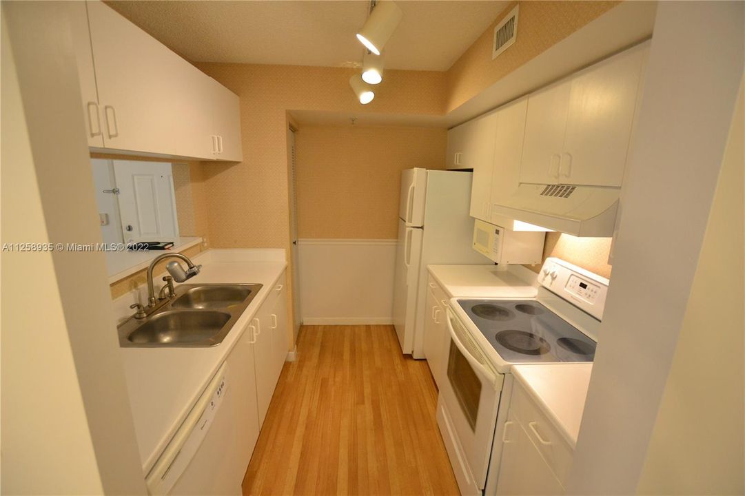 Recently Rented: $2,000 (2 beds, 1 baths, 917 Square Feet)