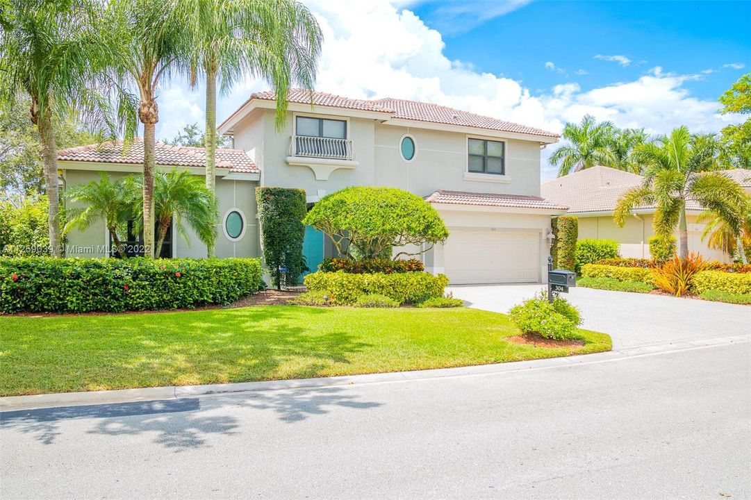 Recently Sold: $950,000 (5 beds, 3 baths, 2963 Square Feet)