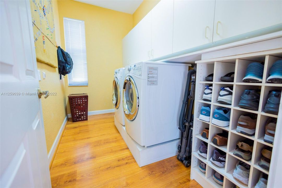 Laundry room with sink and tub