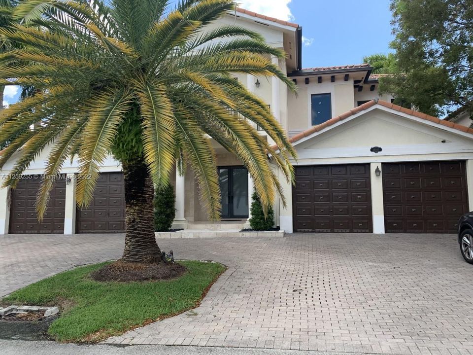 Recently Sold: $1,500,000 (5 beds, 4 baths, 4717 Square Feet)