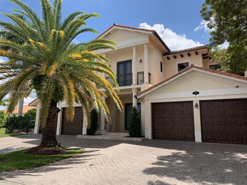 Recently Sold: $1,500,000 (5 beds, 4 baths, 4717 Square Feet)