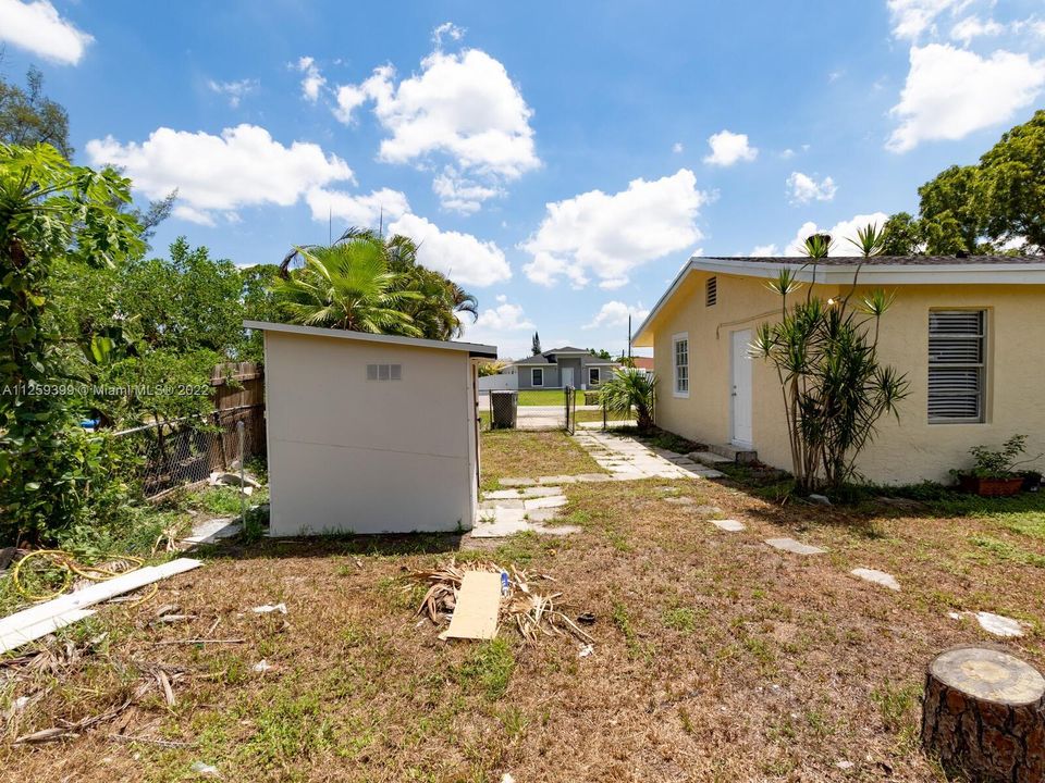 Recently Sold: $289,000 (2 beds, 1 baths, 910 Square Feet)