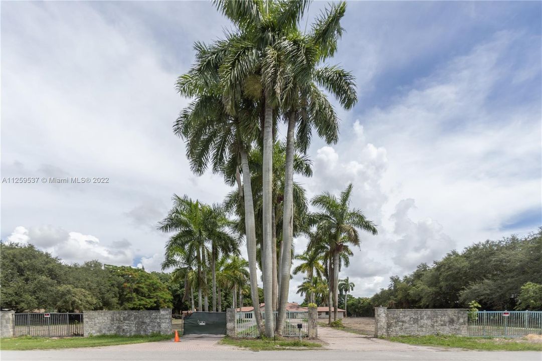 Recently Sold: $4,500,000 (11 beds, 7 baths, 7044 Square Feet)