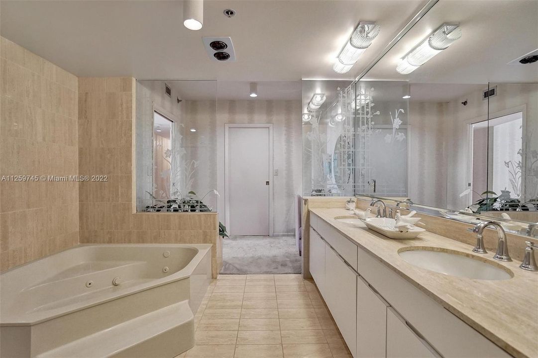Recently Sold: $2,099,000 (3 beds, 2 baths, 2353 Square Feet)