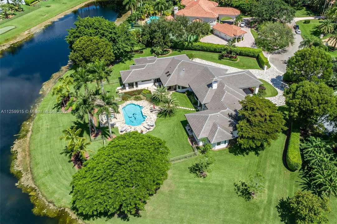 Recently Sold: $5,475,000 (5 beds, 6 baths, 6196 Square Feet)