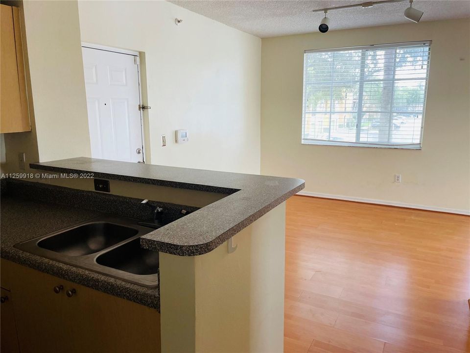 Recently Rented: $1,900 (1 beds, 1 baths, 726 Square Feet)