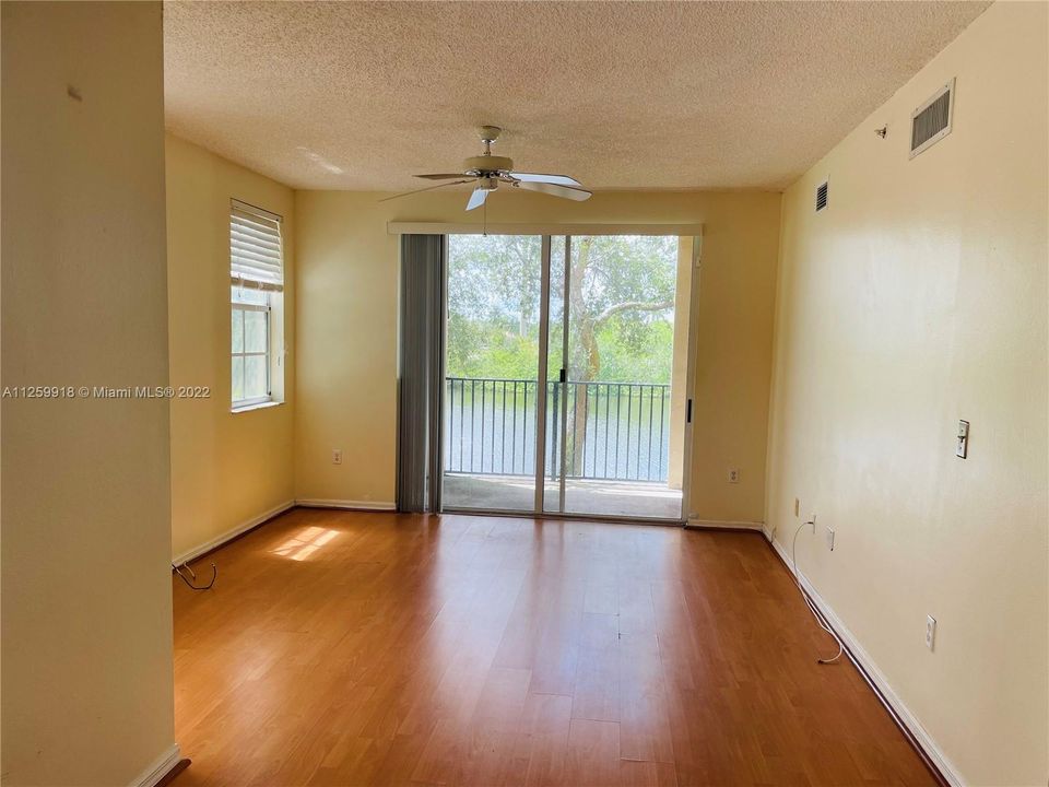 Recently Rented: $1,900 (1 beds, 1 baths, 726 Square Feet)