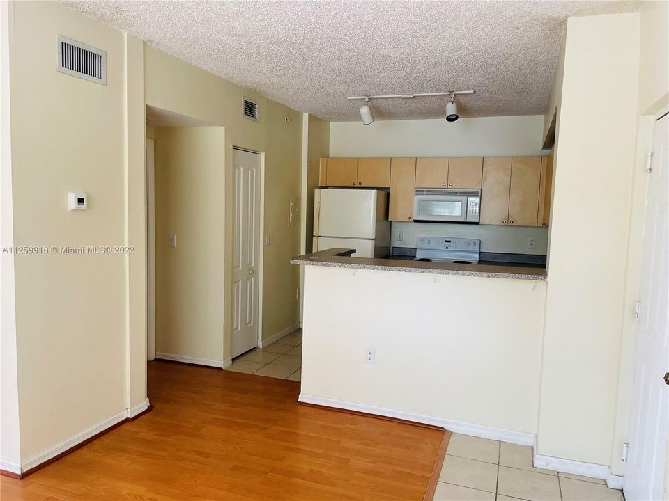 Recently Rented: $1,900 (1 beds, 1 baths, 726 Square Feet)