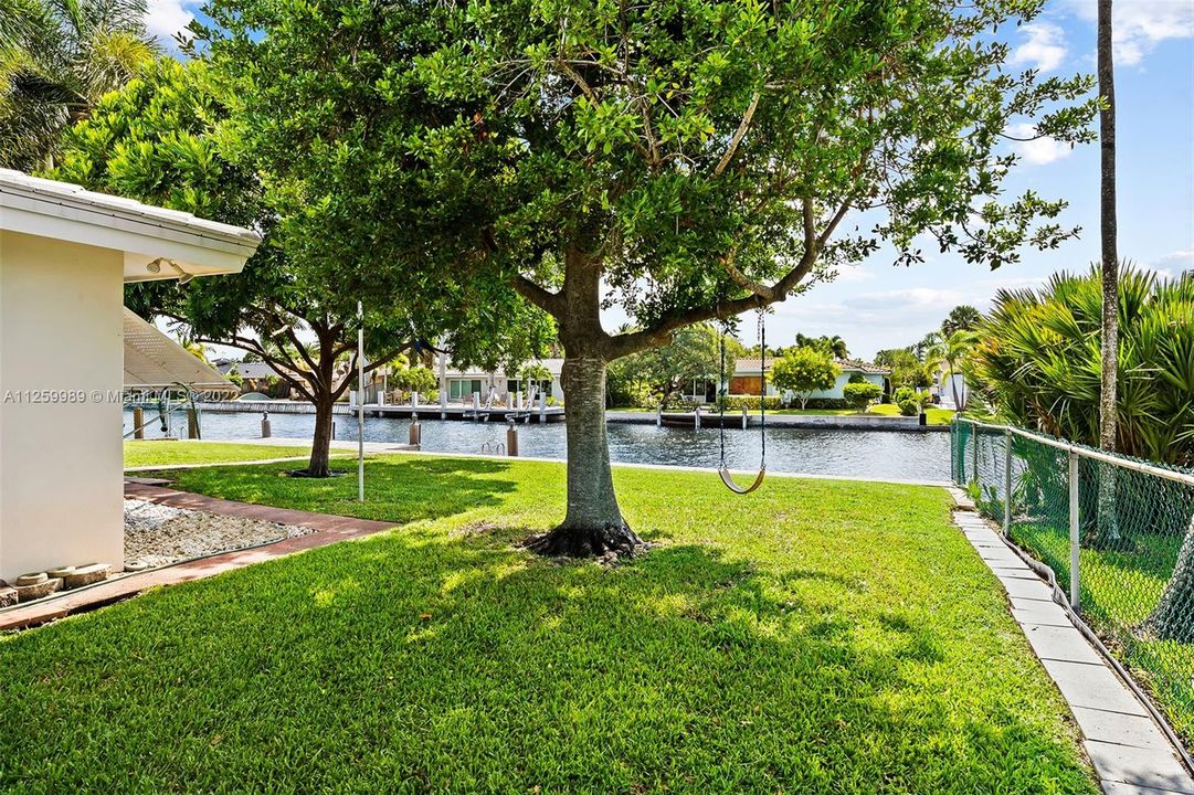 Large back yard - 2137 NE 16 Ave Wilton Manors Waterfront 3/2 Bedroom Home