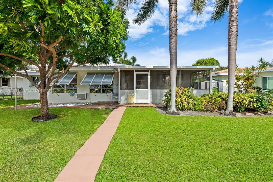 Screen room in back to enjoy - 2137 NE 16 Ave Wilton Manors Waterfront 3/2 Bedroom Home