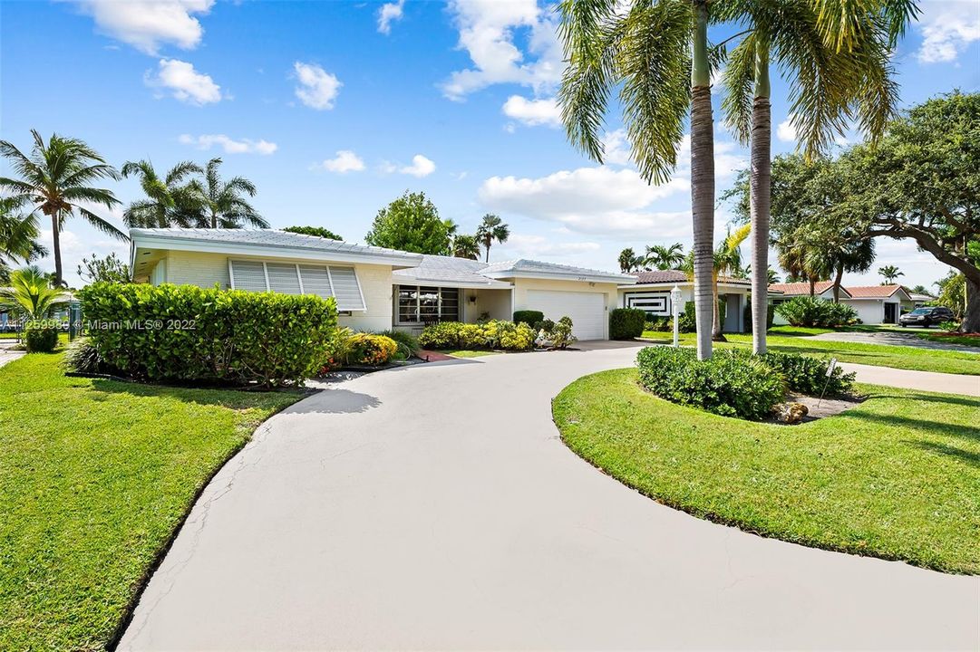 Two car garage -2137 NE 16 Ave Wilton Manors Waterfront 3/2 Bedroom Home