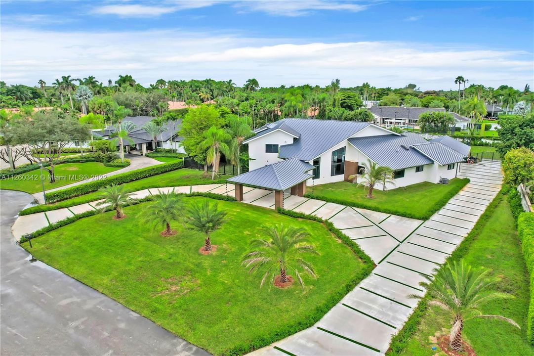 Recently Sold: $4,000,000 (6 beds, 5 baths, 6112 Square Feet)