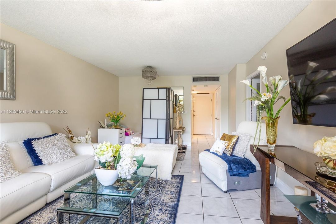 Recently Sold: $235,000 (1 beds, 1 baths, 741 Square Feet)