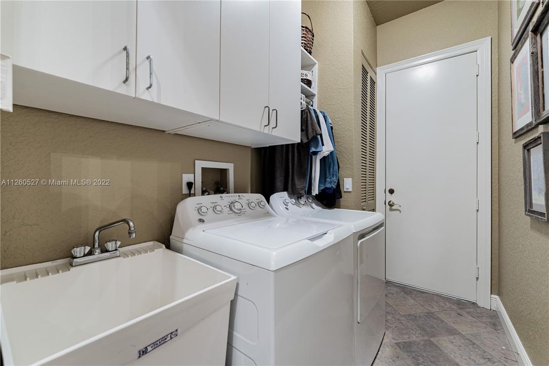 Vendido Recientemente: $1,155,000 (3 camas, 3 baños, 2653 Pies cuadrados)