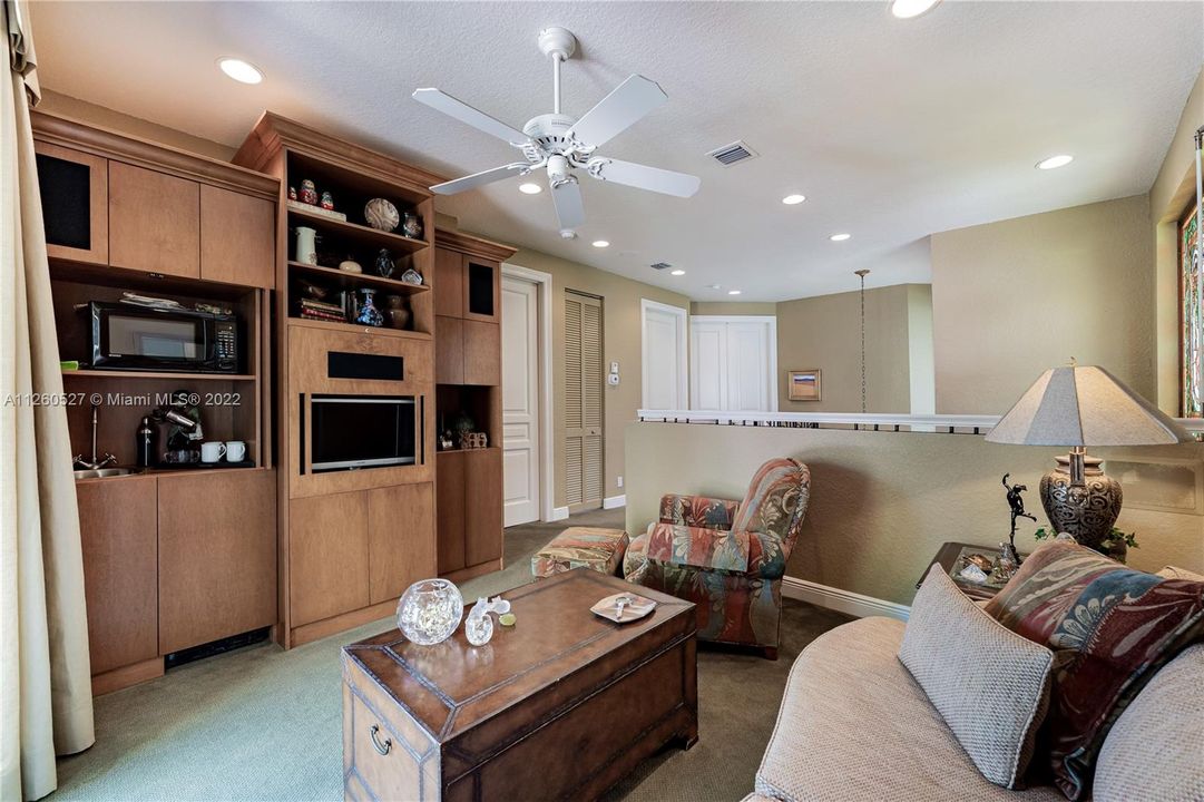 Vendido Recientemente: $1,155,000 (3 camas, 3 baños, 2653 Pies cuadrados)