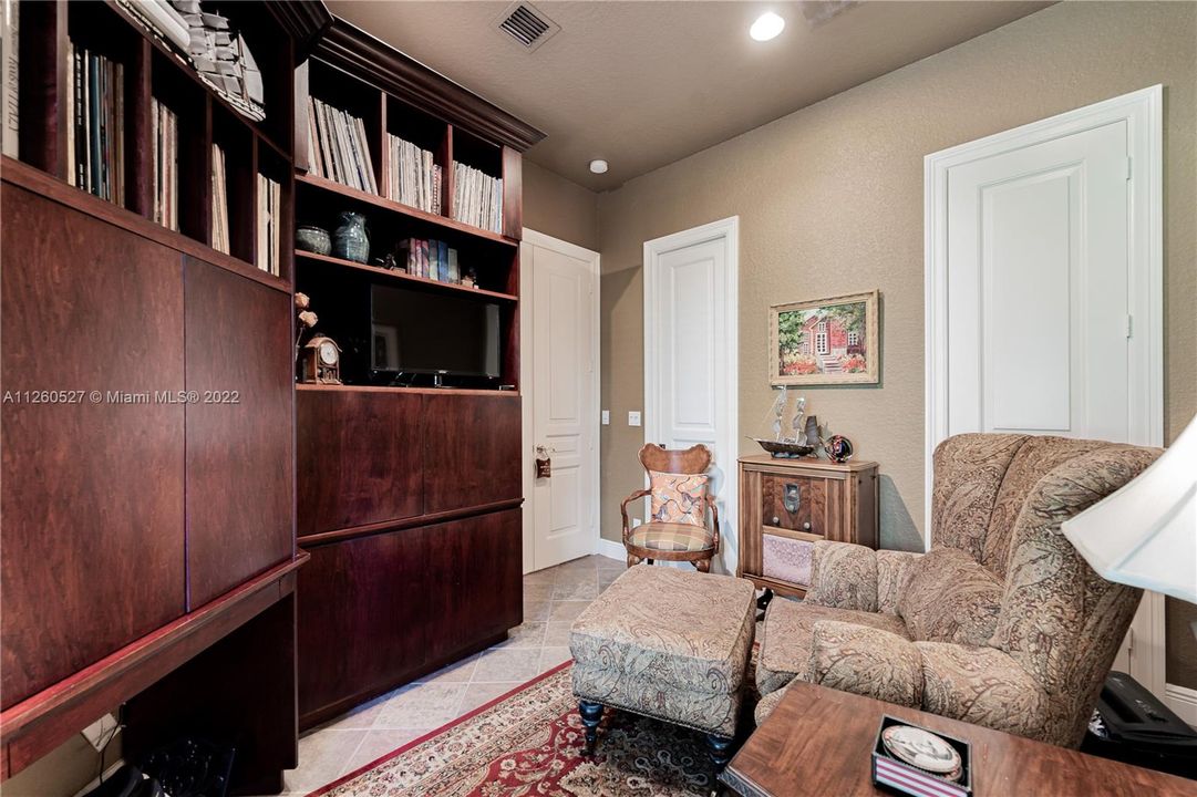 Vendido Recientemente: $1,155,000 (3 camas, 3 baños, 2653 Pies cuadrados)