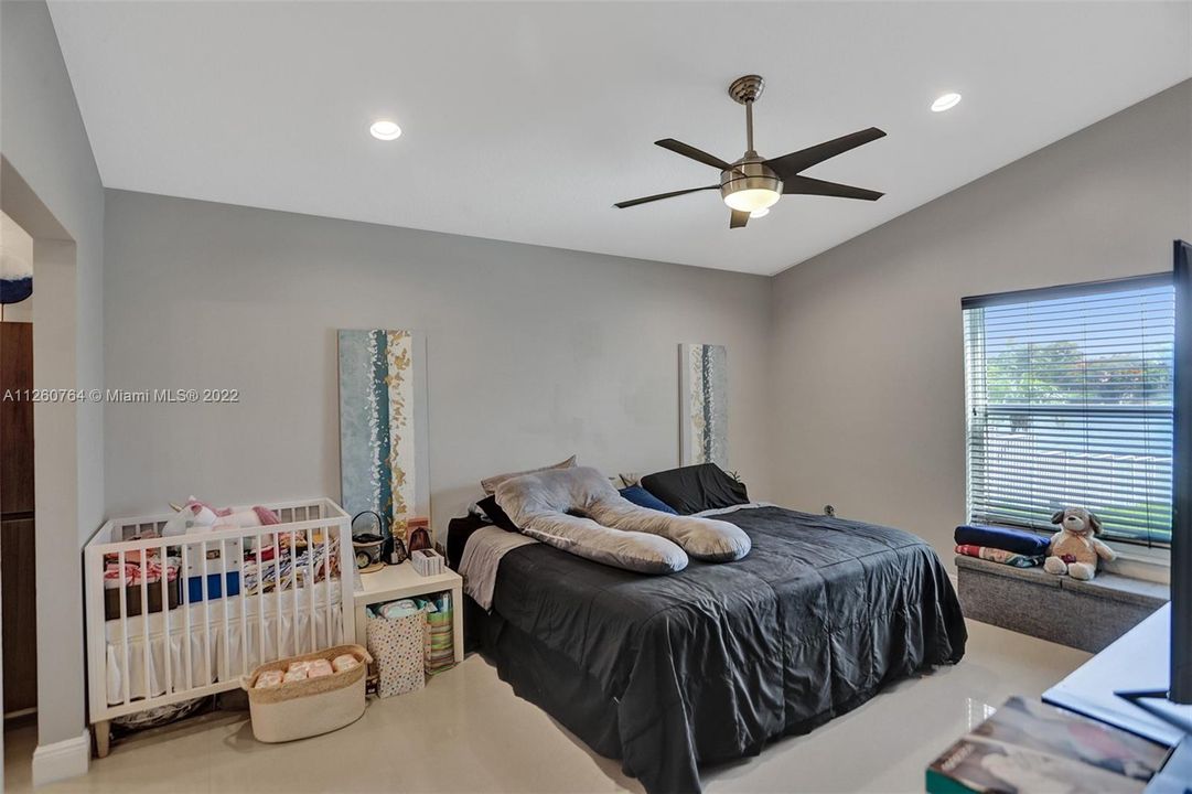 Recently Sold: $570,000 (3 beds, 2 baths, 1384 Square Feet)