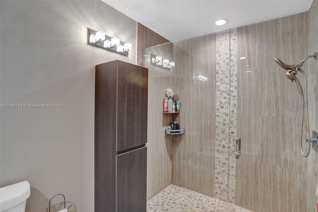 最近售出: $570,000 (3 贝兹, 2 浴室, 1384 平方英尺)