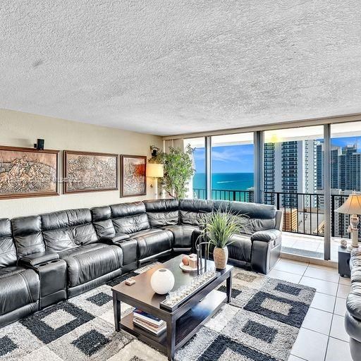 Recently Sold: $560,000 (2 beds, 2 baths, 1290 Square Feet)