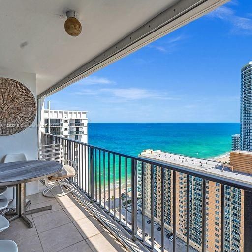 Recently Sold: $560,000 (2 beds, 2 baths, 1290 Square Feet)