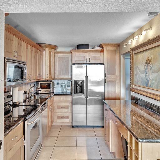 Recently Sold: $560,000 (2 beds, 2 baths, 1290 Square Feet)