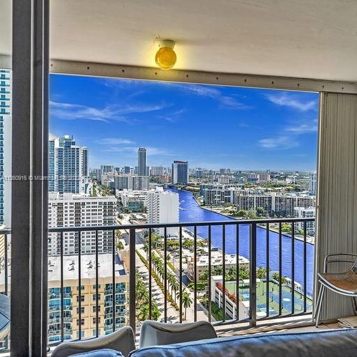 Recently Sold: $560,000 (2 beds, 2 baths, 1290 Square Feet)