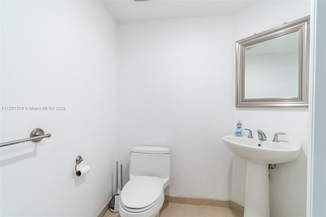 Half bathroom / Guest bathroom