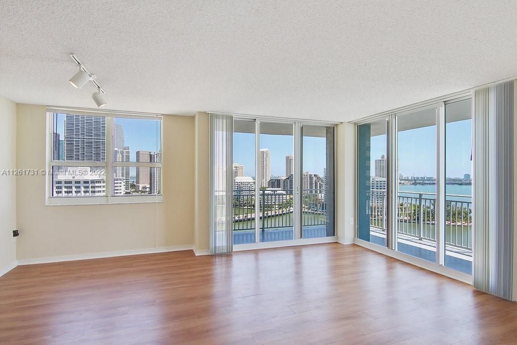 Недавно арендовано: $4,235 (2 спален, 2 ванн, 1393 Квадратных фут)