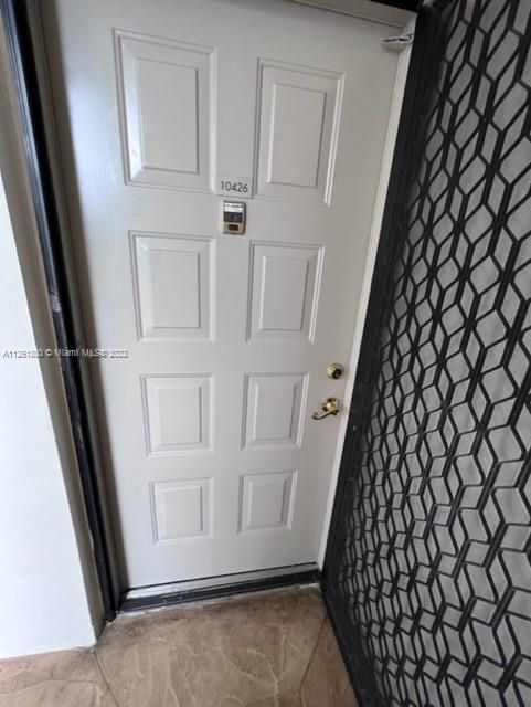 Entry door with screen door